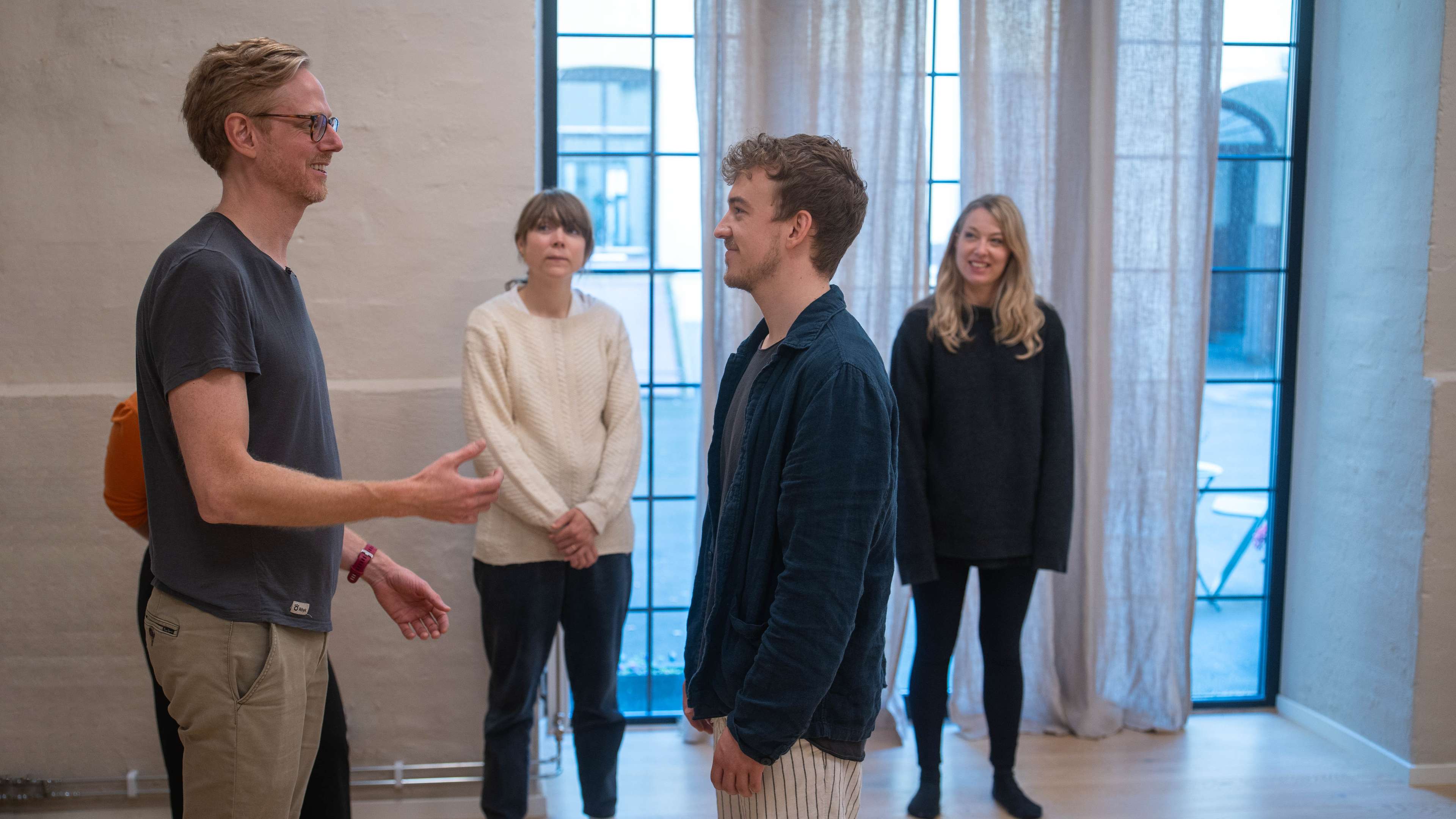 Partner exercise: in conversation on the floor